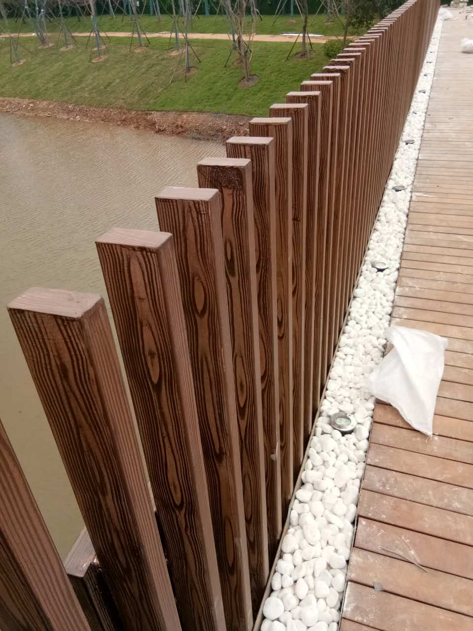 南开钢管护栏木纹漆施工项目